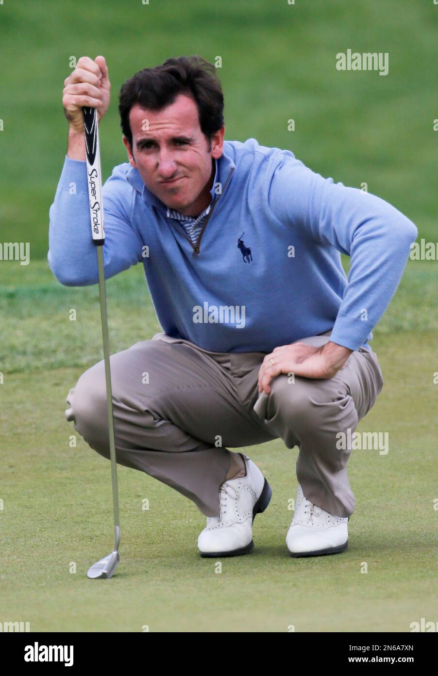 Spain's Gonzalo Fernandez-Castano lines up for his putt on the 7th green during the 3rd round of the BMW Masters golf tournament at the Lake Malaren Golf Club in Shanghai, China, Saturday, Oct. 26, 2013. (AP Photo/Eugene Hoshiko) Banque D'Images