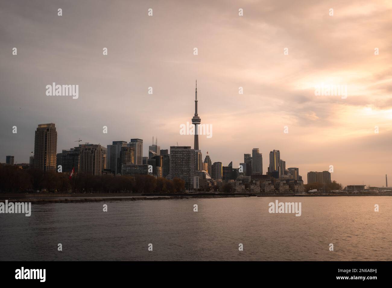 Horizon de Toronto pendant l'heure d'or Banque D'Images