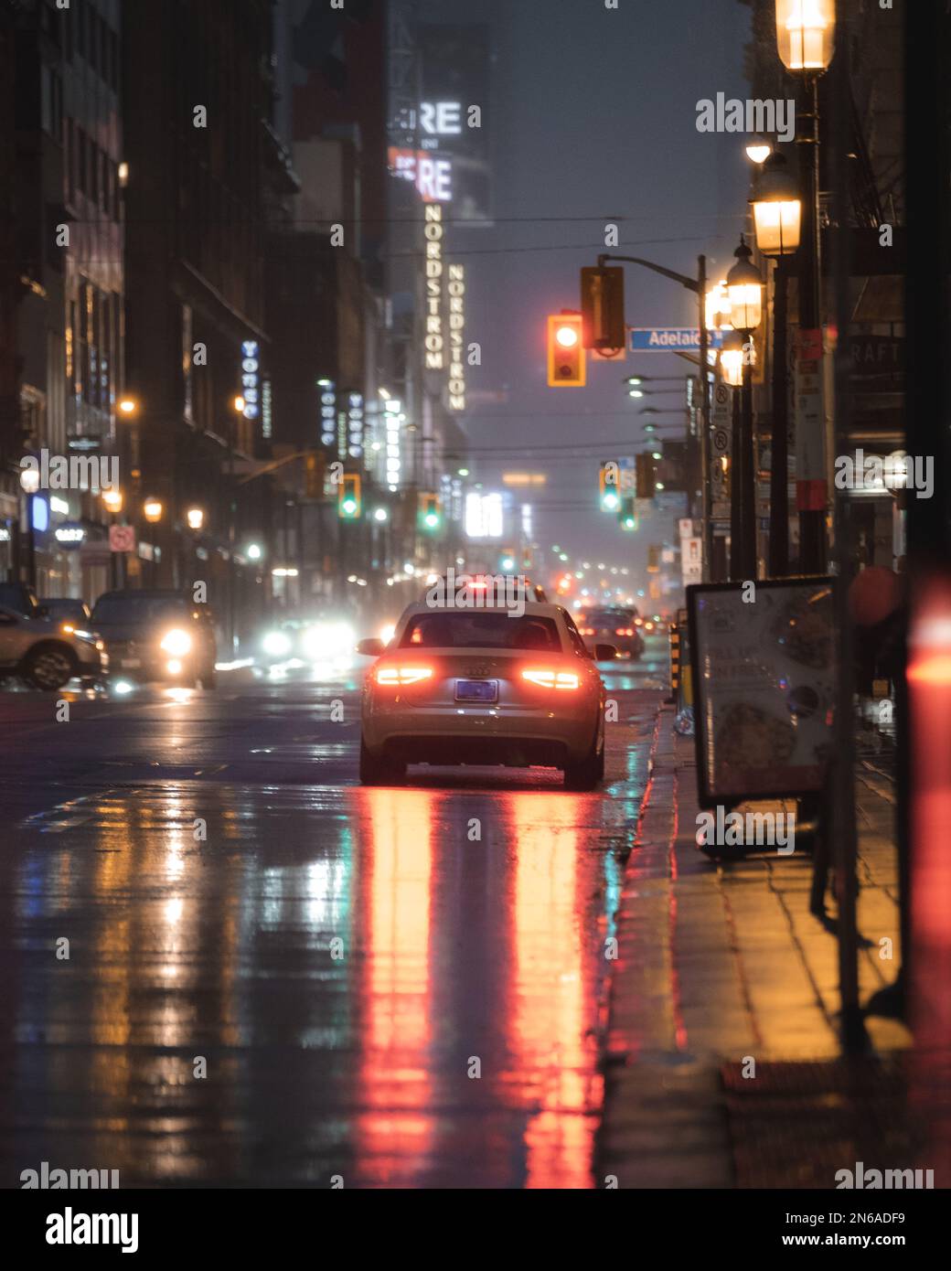 la voiture s'est arrêtée dans une rue humide Banque D'Images
