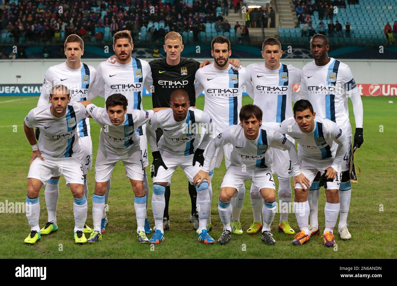 The Manchester City team line for a group shot ahead of the UEFA Champions League group D soccer match between CSKA Moscow and Manchester City, at Arena Khimki stadium outside Moscow, Russia, on Wednesday, Oct. 23, 2013. (AP Photo/Ivan Sekretarev) Banque D'Images