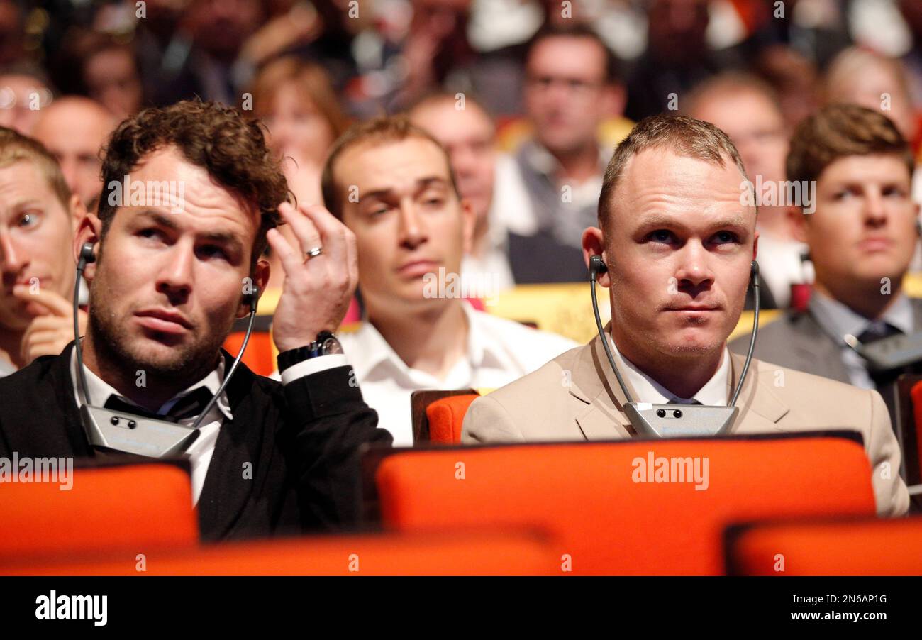 Christopher Froome of Britain, right, and Mark Cavendish of Britain attend the presentation of the route for the 2014 Tour De France cycling race, in Paris, Wednesday, Oct. 23, 2013. Starting in Leeds, England, on July 5, the 101st Tour ends 22 days later, as is traditional, on the Champs-Elysees in Paris. (AP Photo/Christophe Ena) Banque D'Images