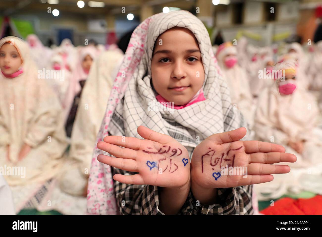 L'ayatollah Khamenei, le « Guide suprême » iranien, assiste à la cérémonie  du « Festival des anges » parmi des centaines de jeunes écolières qui ont «  récélébré l'âge des obligations ».