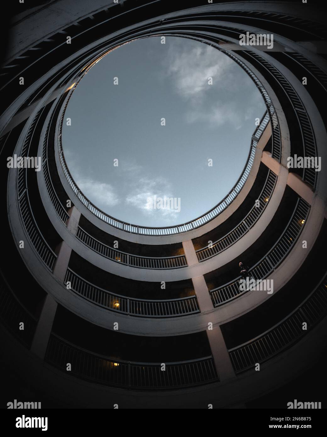 homme dans un garage en spirale Banque D'Images