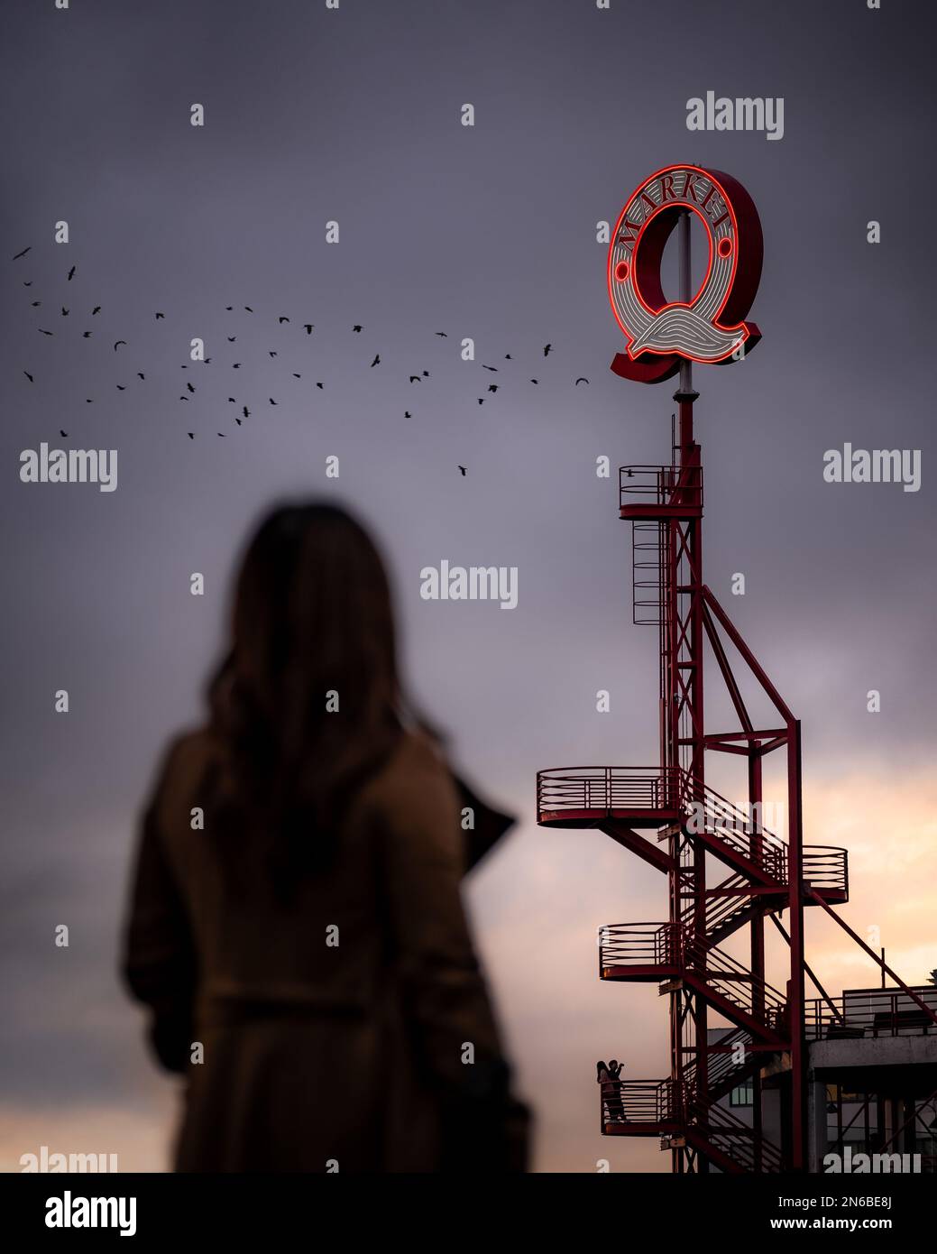 silhouette de fille regardant un couple Banque D'Images