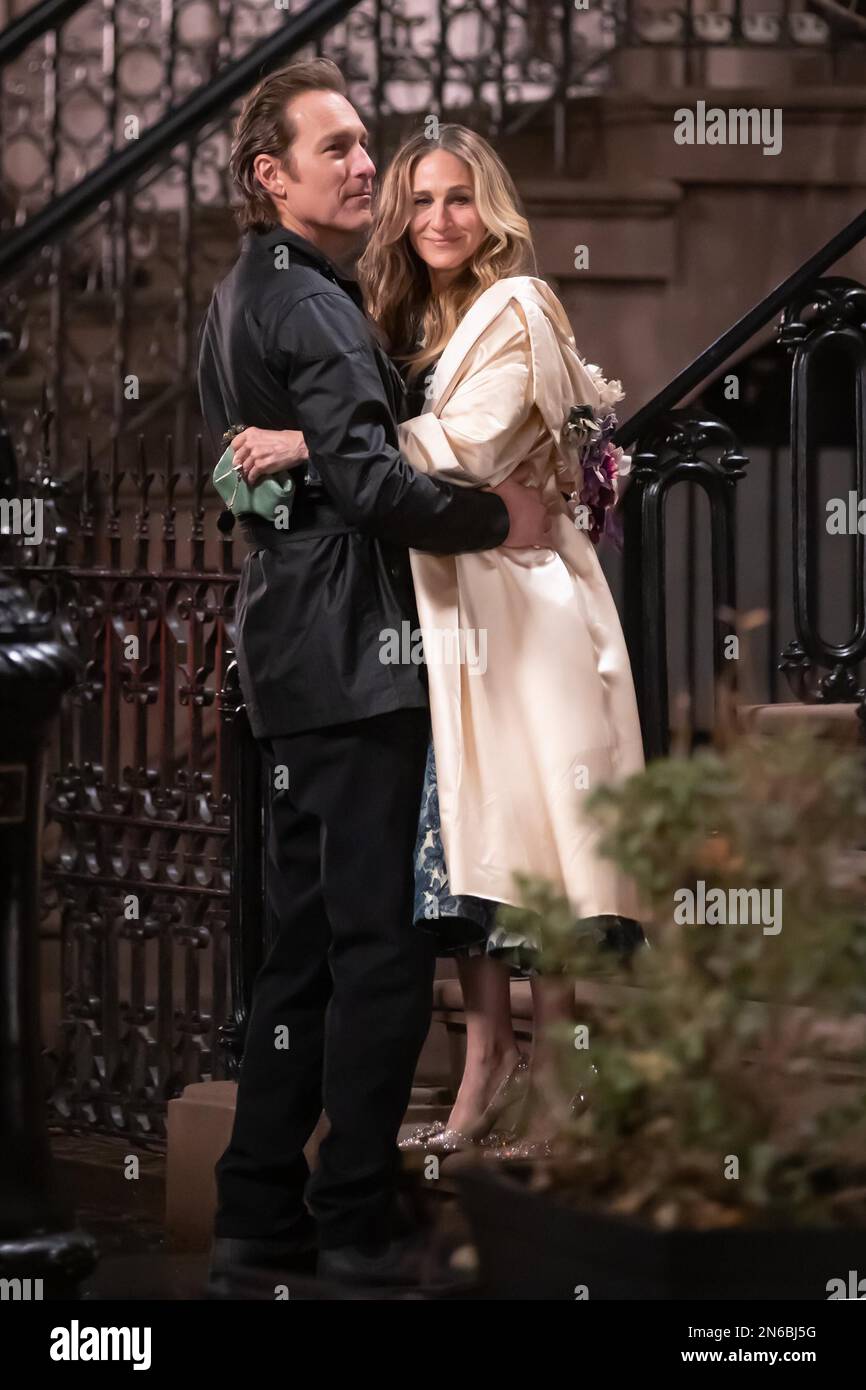 - New York - NY - 20230209 - Sarah Jessica Parker et John Corbett Kiss sur le set de "et comme ça" Greenwich Village, NY - Sarah Jessica Parker, John Corbett - Janet Mayer/Startraksphoto.com - - c'est une image éditoriale, de droits gérés. Veuillez contacter INSTAR Images pour obtenir des informations sur les droits et les frais de licence à l'adresse sales@instarimages.com ou appelez le +1 212 414 0207. Cette image ne peut pas être publiée d'une manière qui est, ou pourrait être considérée comme, diffamatoire, diffamatoire, pornographique ou obscène. Veuillez consulter notre service des ventes pour toute clarification nécessaire avant la publication et l'utilisation. IMA. INSTAR Banque D'Images