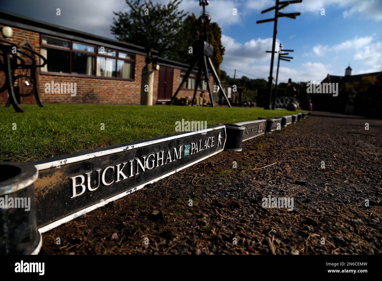 A London black finger post sign of Buckingham Palace, is placed among others for sale at an auction house in Billinghurst, England, Tuesday, Oct. 15, 2013. Westminster City Council and Transport for London are upgrading all of their signposting in the capital resulting in the sale on Oct. 22 of more than 300 distinctive enamel street signs and black finger posts. Estimates range from 20 to over 1,000 British pounds. ($31-$1,590/23-1,180 euro). (AP Photo/Lefteris Pitarakis) Banque D'Images