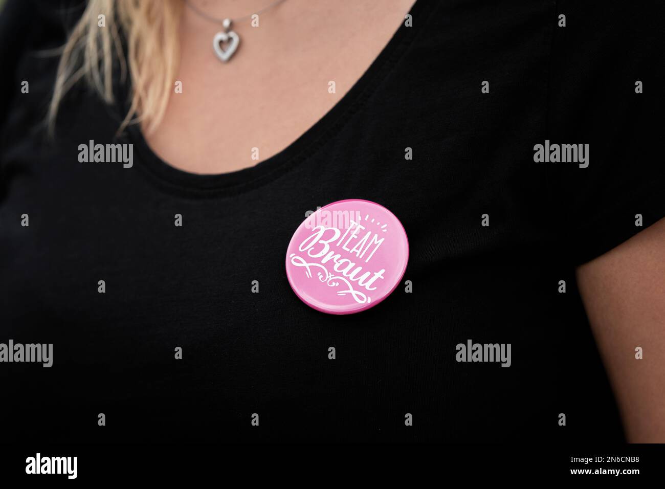 Rottweil, Allemagne. 02nd août 2020. Une femme porte un bouton avec l'inscription Team Bride à un Bachelor Party. Crédit : Silas Stein/dpa/Alay Live News Banque D'Images