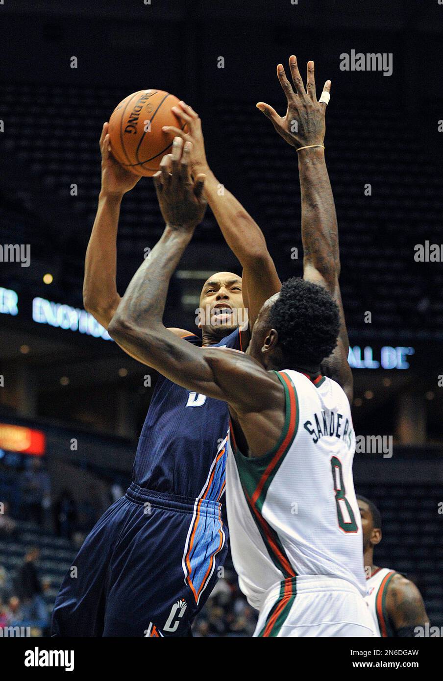 Charlotte Bobcats' Gerald Henderson shoots the ball over the Milwaukee Bucks' Larry Sanders (8) during the first half of an NBA basketball game Saturday, Oct. 12, 2013, in Milwaukee. (AP Photo/Jim Prisching) Banque D'Images