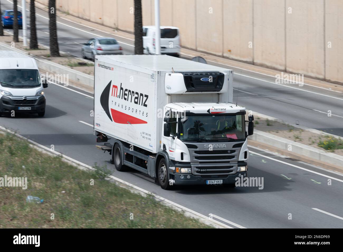 Un camion White Scania P280 circulant le long de la Ronda Banque D'Images
