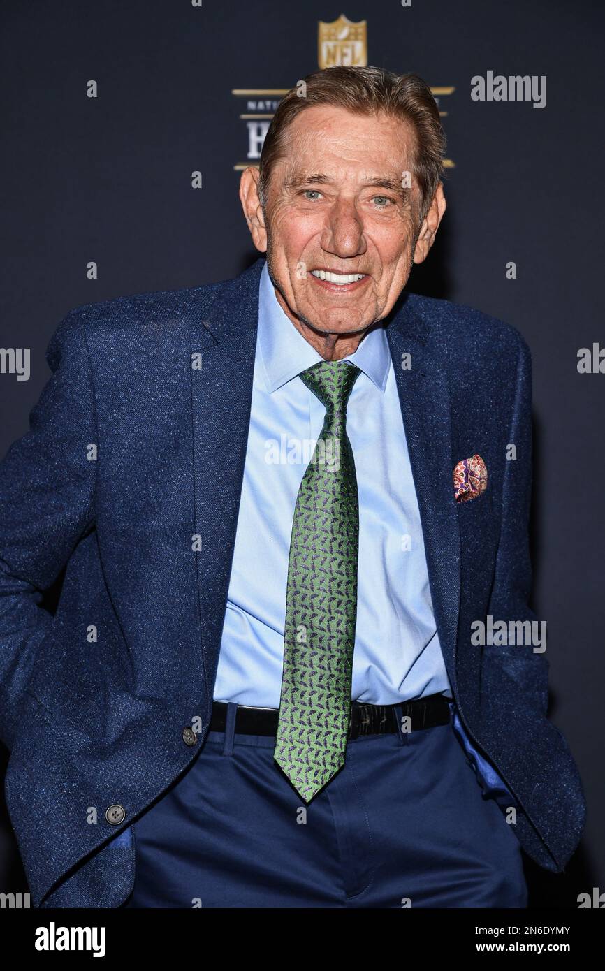 Joe Namath marche sur le tapis rouge de la NFL Honors qui a eu lieu au