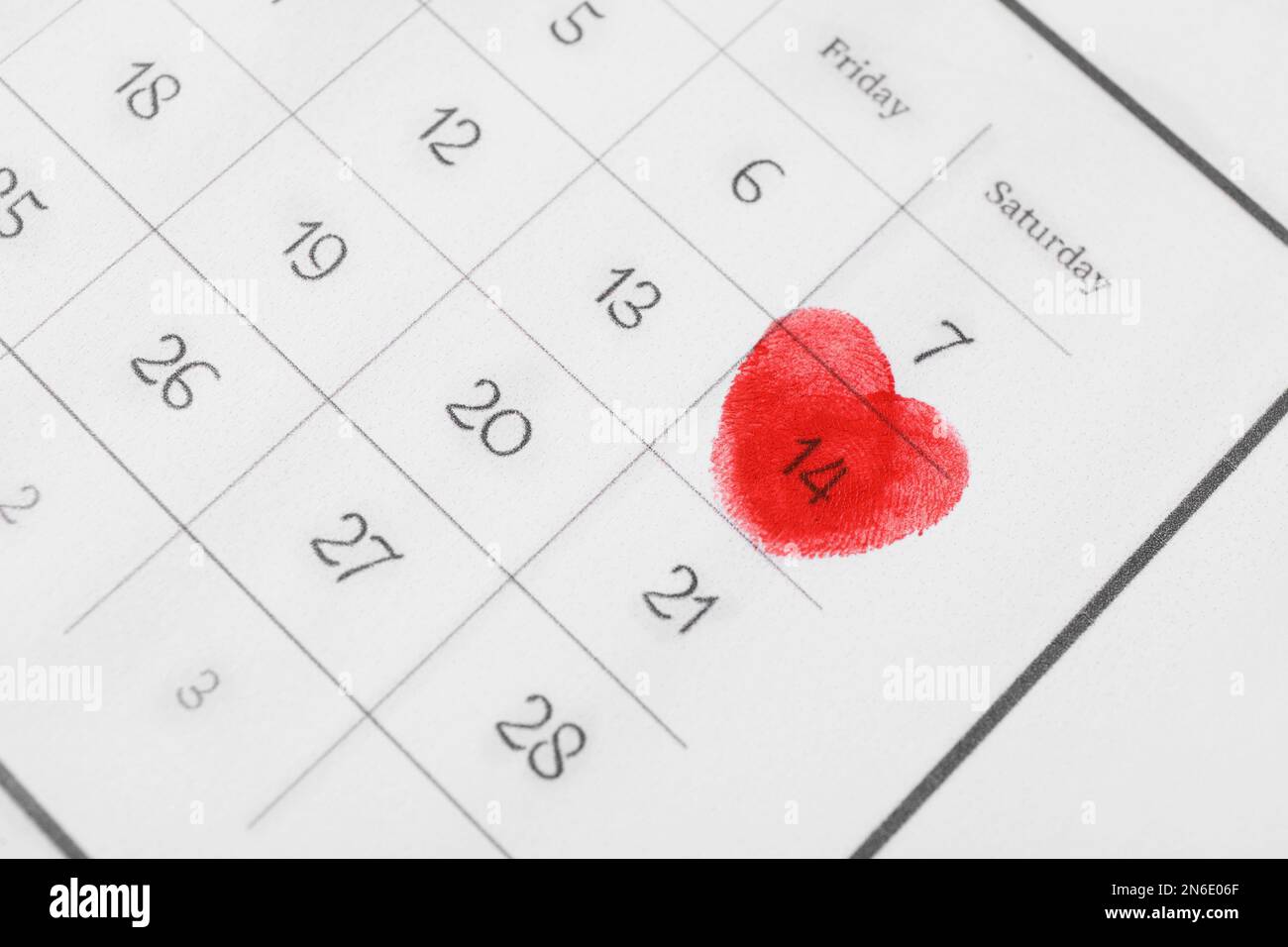 La Saint-Valentin est marquée d'empreintes digitales rouges sur la feuille de calendrier Banque D'Images