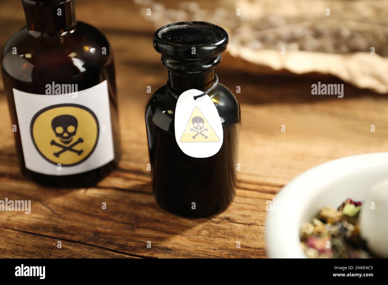 Ouvrir la bouteille de poison en verre avec le panneau d'avertissement sur la table en bois, fermer Banque D'Images
