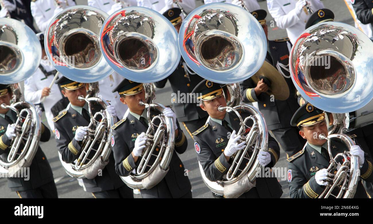 Military honor guard march during National Day celebrations in Taipei, Taiwan, Thursday, Oct. 10, 2013. Taiwan’s National Day celebrations mark the anniversary of a 1911 uprising on the Chinese mainland that led to the collapse of the nation’s longstanding imperial system. The Republic of China -Taiwan’s official name - retreated to the island in 1949 when Mao Zedong’s Communists took power in Beijing. (AP Photo/Chiang Ying-ying) Banque D'Images