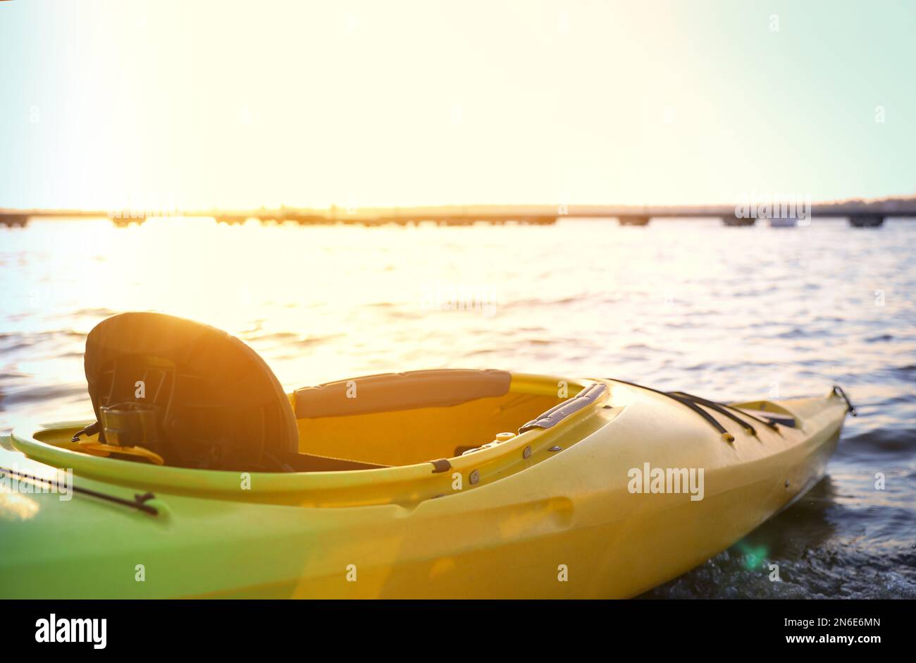 Kayak jaune sur la rivière, à proximité. Activité de camp d'été Banque D'Images Kayak jaune sur la rivière, à proximité. Activité de camp d'été Banque D'Images