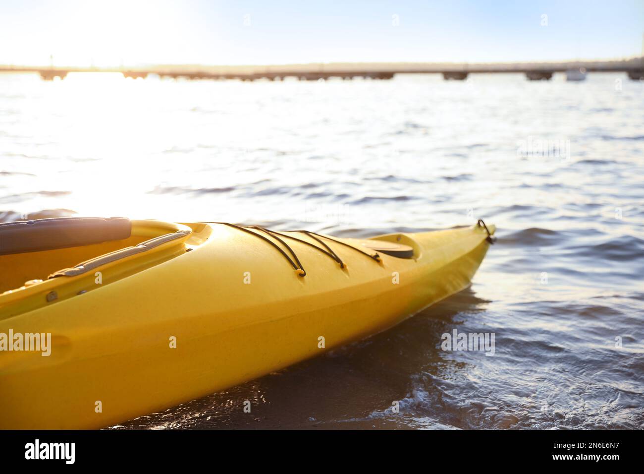 Kayak jaune sur la rivière, à proximité. Activité de camp d'été Banque D'Images Kayak jaune sur la rivière, à proximité. Activité de camp d'été Banque D'Images