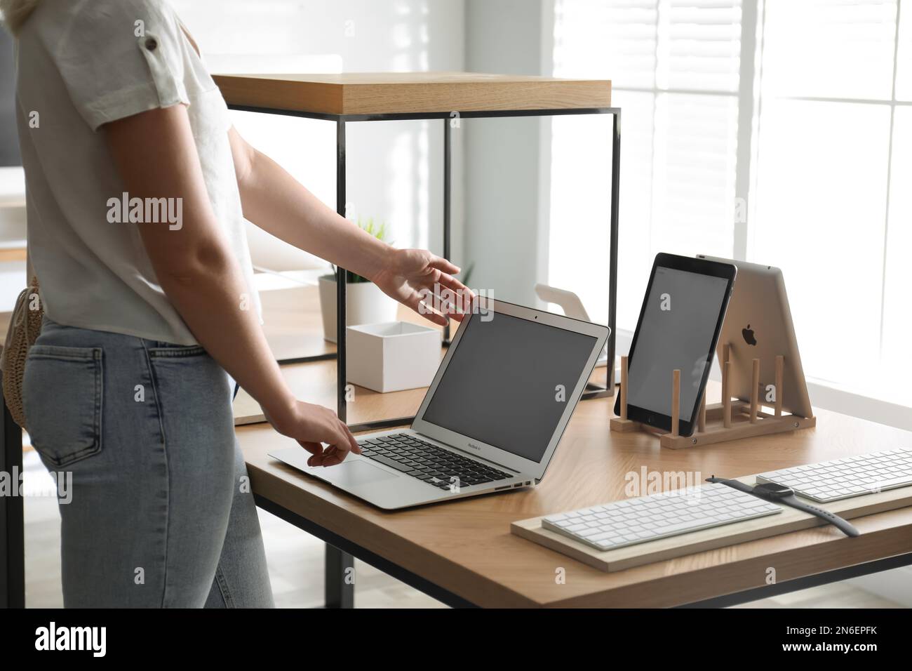 MYKOLAIV, UKRAINE - 17 AOÛT 2020 : femme choisissant MacBook dans l'Apple Store, gros plan Banque D'Images