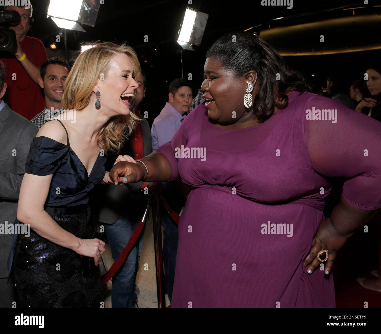 Sarah Paulson and Gabourey Sidibe on the red carpet of the premiere screening of "American Horror Story: Coven" at the Pacific Design Center on Saturday, Oct. 5, 2013 in West Hollywood, Calif. (Photo by Todd Williamson/Invision/AP) Banque D'Images