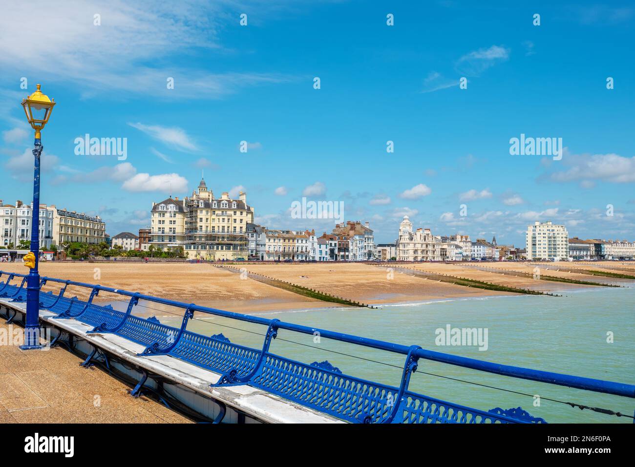 Vue sur le front de mer et la plage d'Eastbourne depuis la jetée. East Sussex, Angleterre, Royaume-Uni Banque D'Images