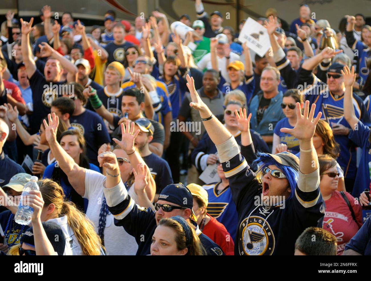 CORRECTS MONTH FROM NOVEMBER TO OCTOBER- St. Louis Blues' fans celebrate before the opening season NHL hockey game against the Nashville Predators on Thursday, Oct. 3, 2013, in St. Louis. (AP Photo/Bill Boyce) Banque D'Images