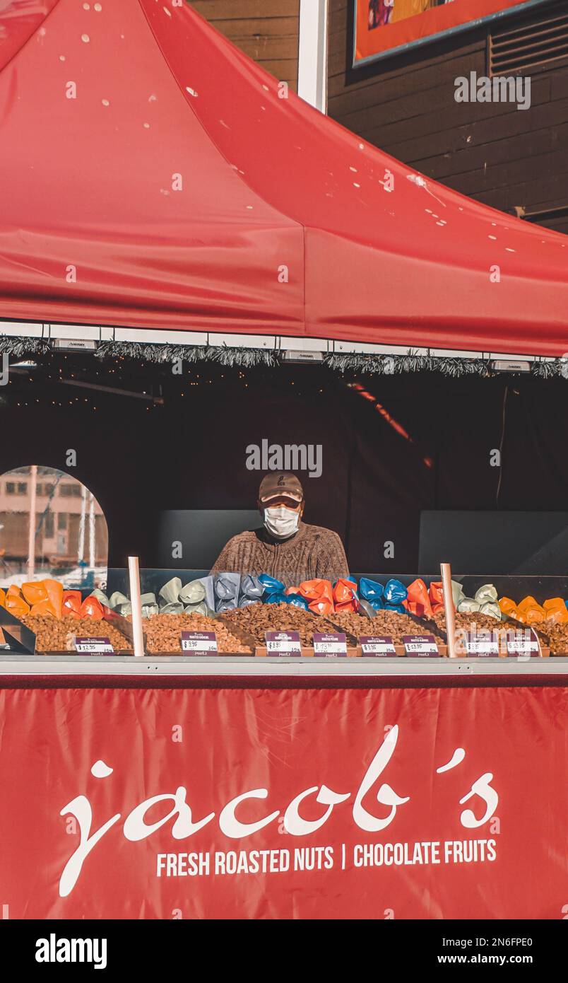 san francisco, CA, Etats-Unis février 10 2023 homme âgé vendant du chocolat à l'embarcadère 39 Banque D'Images