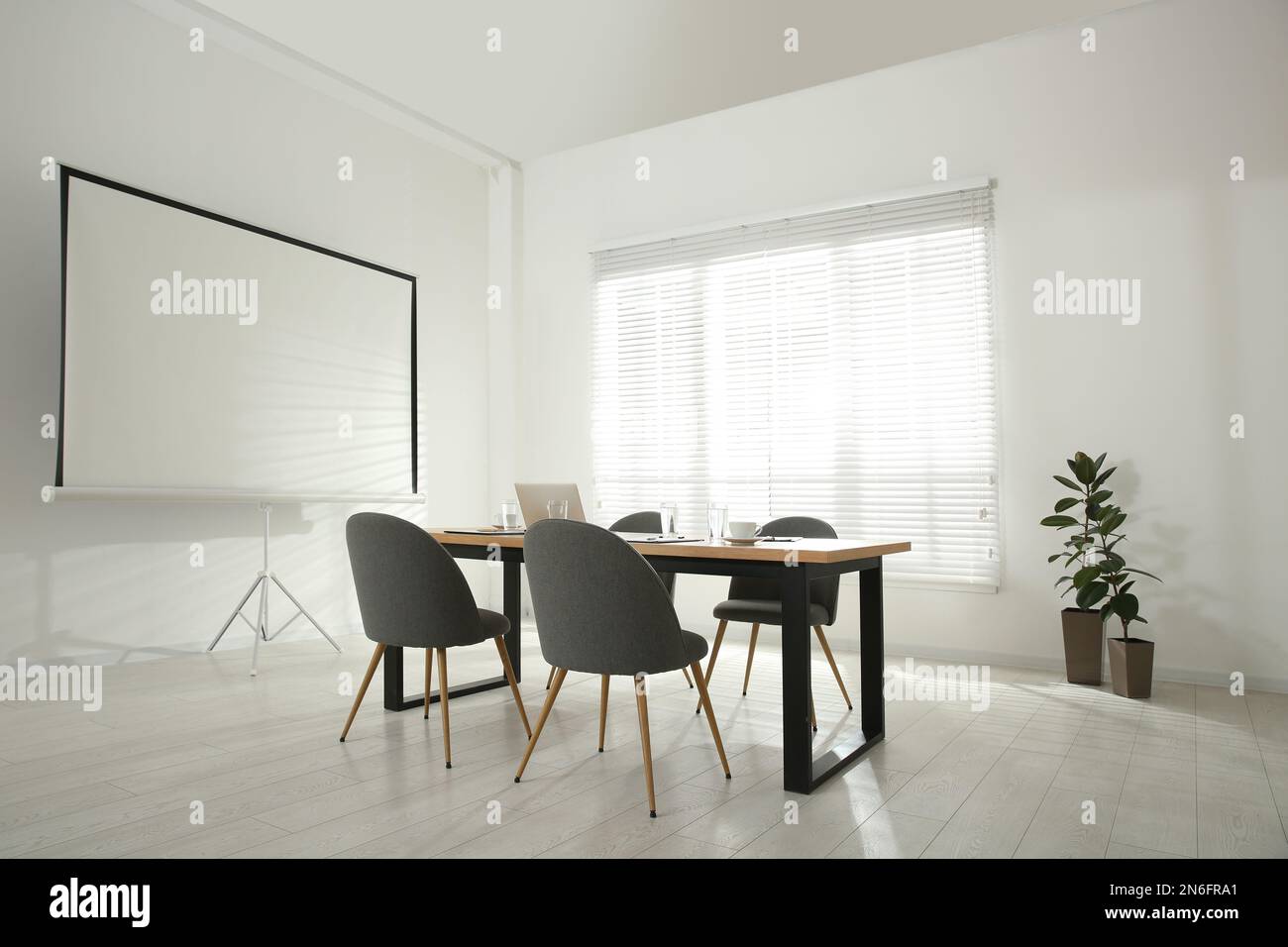 Salle de conférence avec table en bois et écran de projection vidéo Banque D'Images