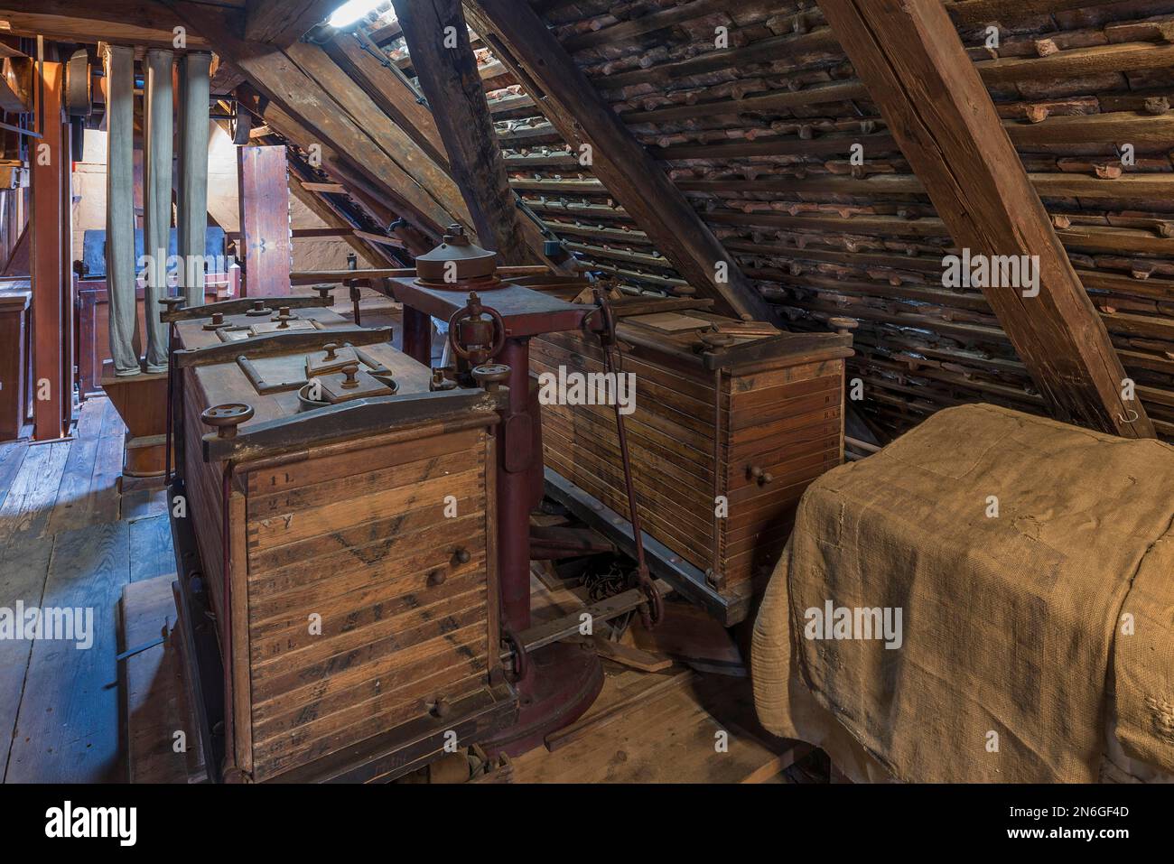 Plansifter, utilisé pour séparer les composants du grain, filtre de nettoyage à l'air à l'arrière, moulin à grain dans le musée industriel, Lauf an der Pegnitz, Middle Banque D'Images