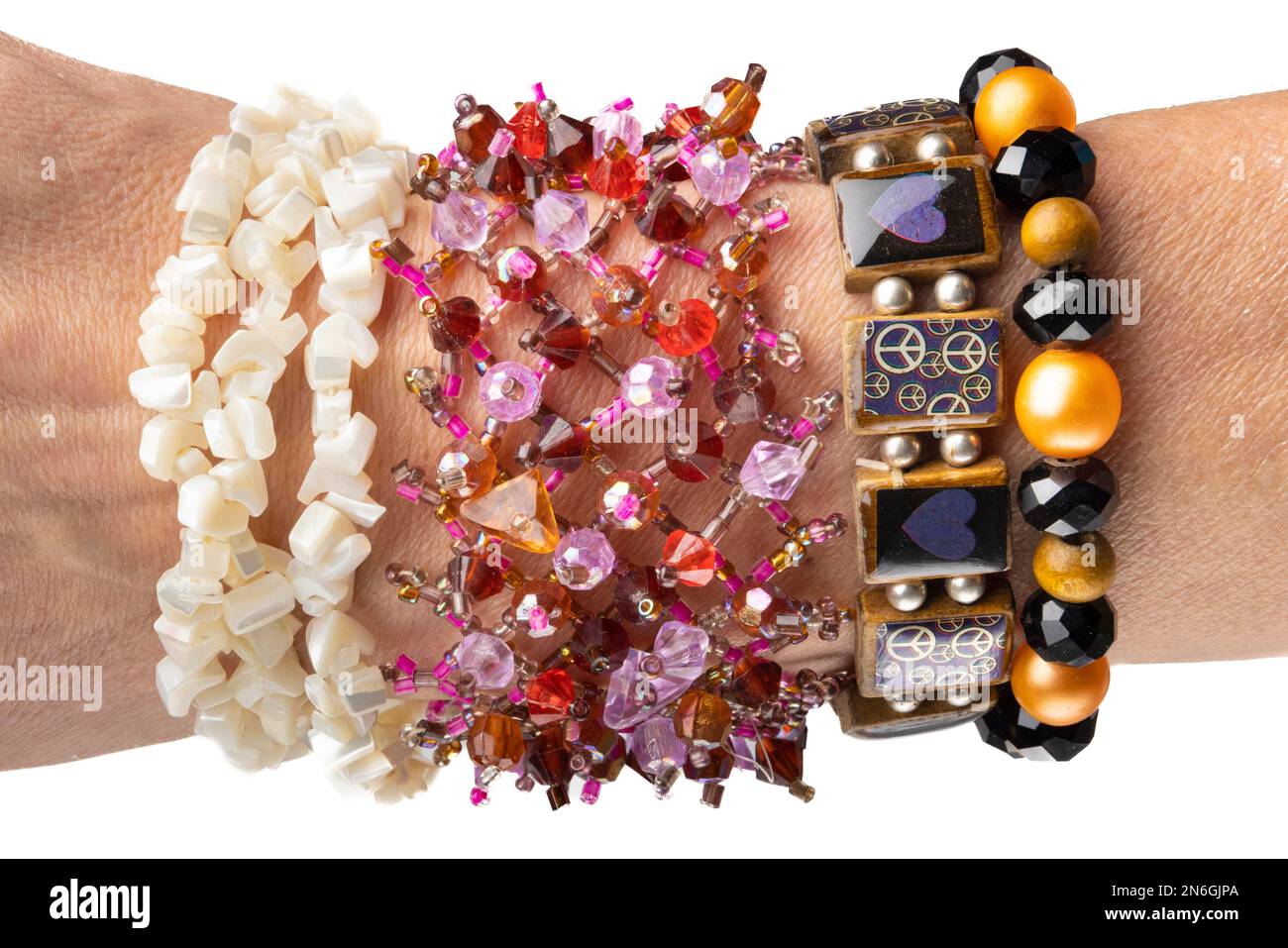 Avant-bras féminin, bracelets faits main, perles colorées, bijoux fantaisie, fond blanc Banque D'Images