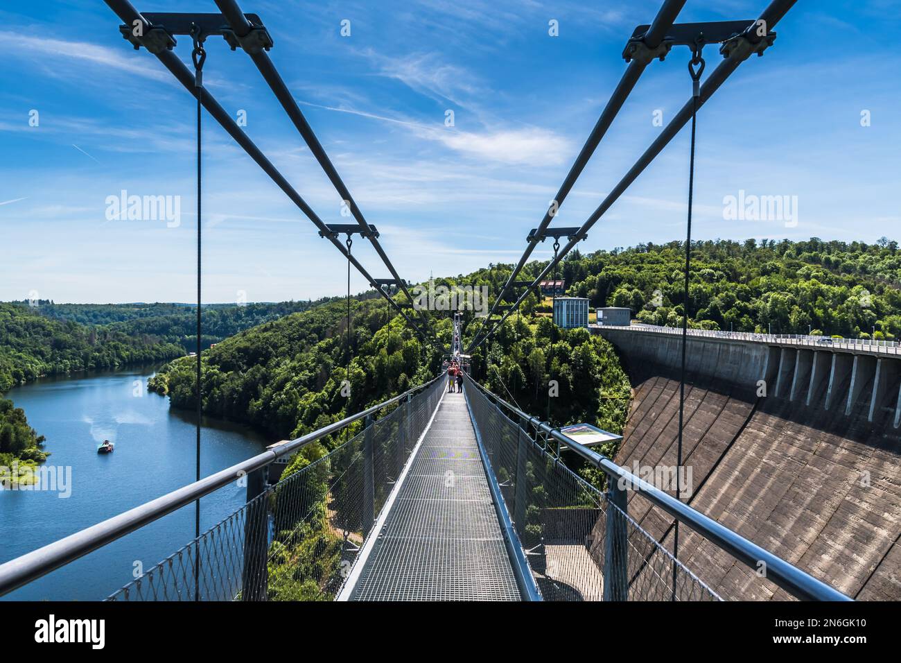 Pont suspendu de corde Titan RT au-dessus du Rappbodetalsperre (barrage de rappbode) dans les monts Harz en Allemagne. Banque D'Images