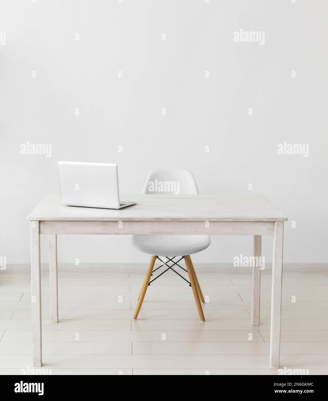 bureau minimaliste avec table pour ordinateur portable. Résolution et superbe photo de haute qualité Banque D'Images