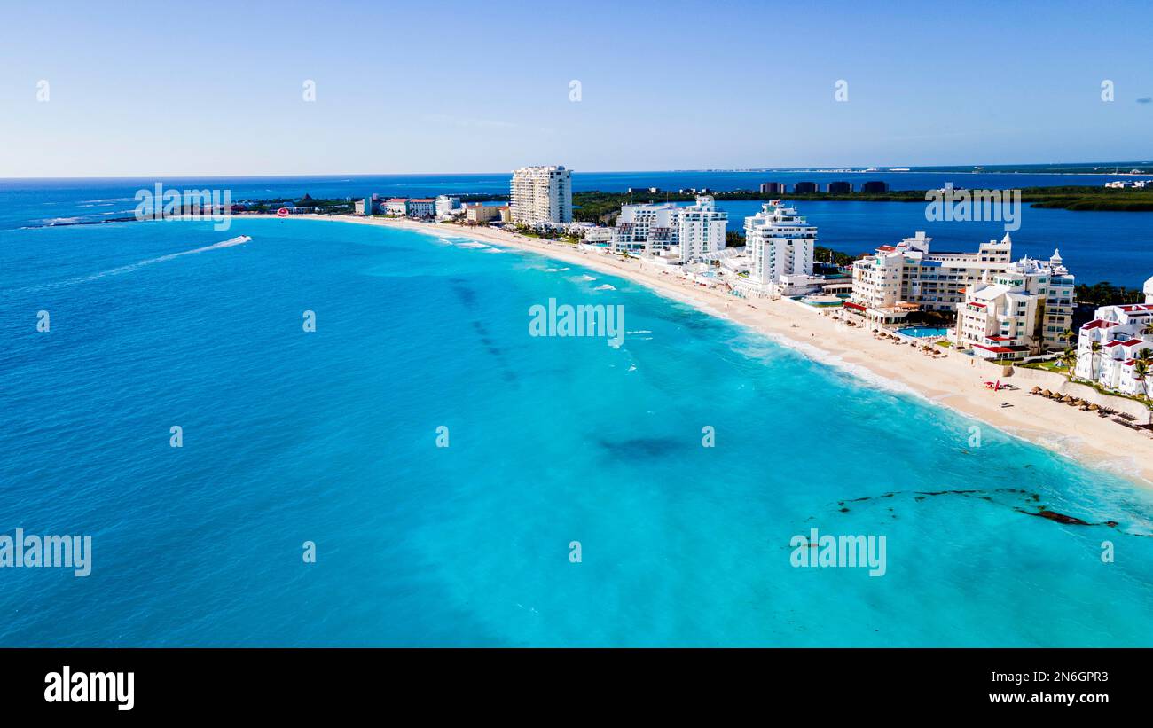 Antenne de la zone hôtelière avec les eaux turquoise de Cancun, Quintana Roo, Mexique Banque D'Images