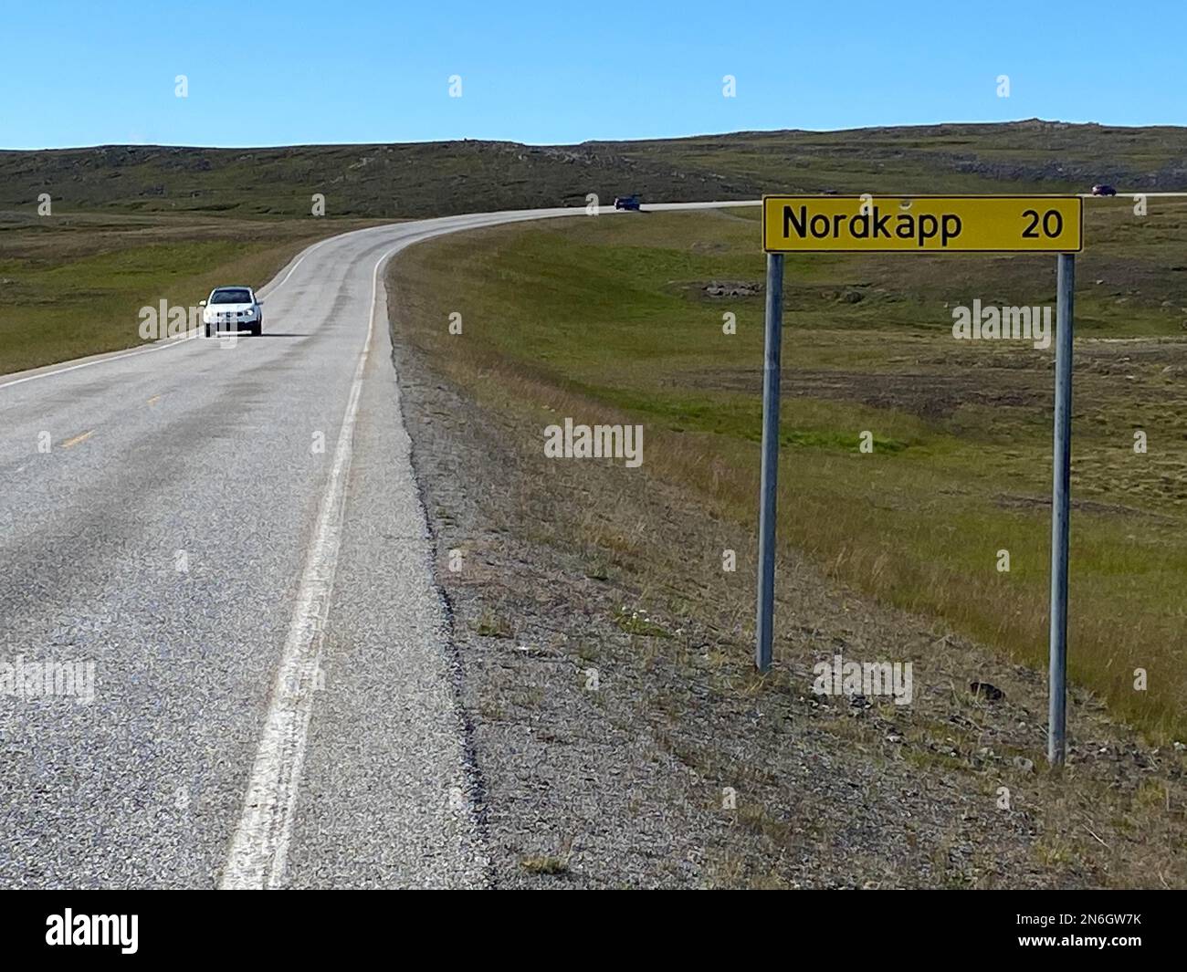 Panneau sur une route droite, paysage stérile, Mageroya, municipalité de Nordkapp, Finnmark, Norvège Banque D'Images