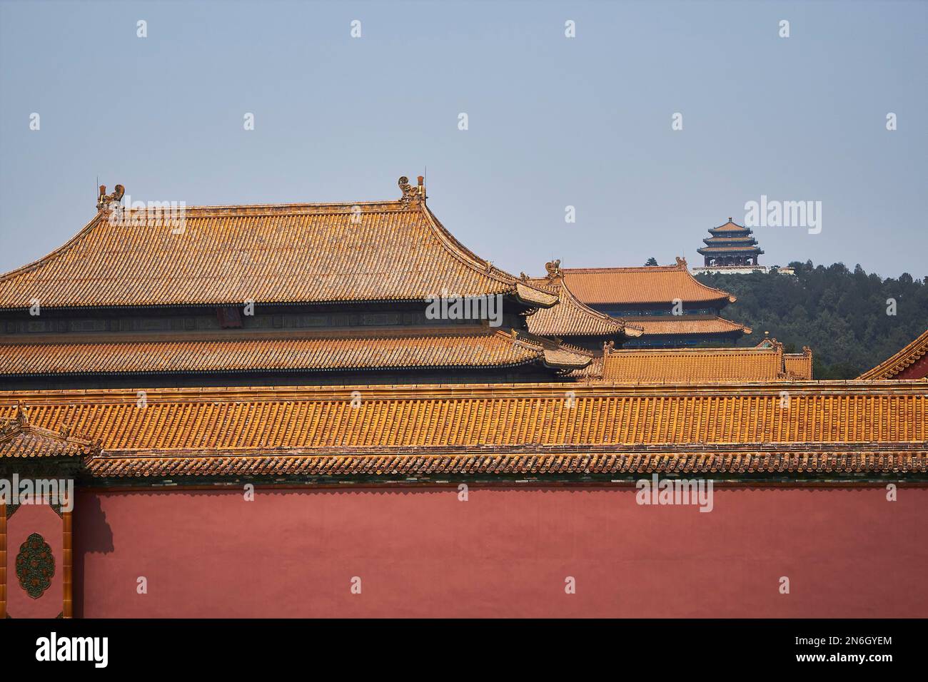 Toits de la Cité interdite avec le parc Jingshan et le pavillon Wanchun Ting en arrière-plan, Beijing, Chine Banque D'Images