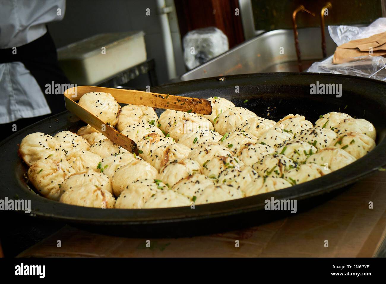 Boulettes dans une casserole, Shanghai, Chine Banque D'Images