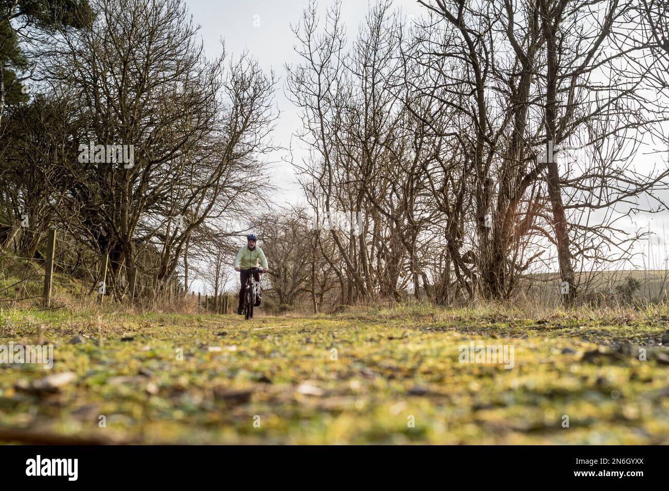 Un cycliste sur Formatine et Buchan Way près d'Auchnagatt Aberdeenshire Banque D'Images