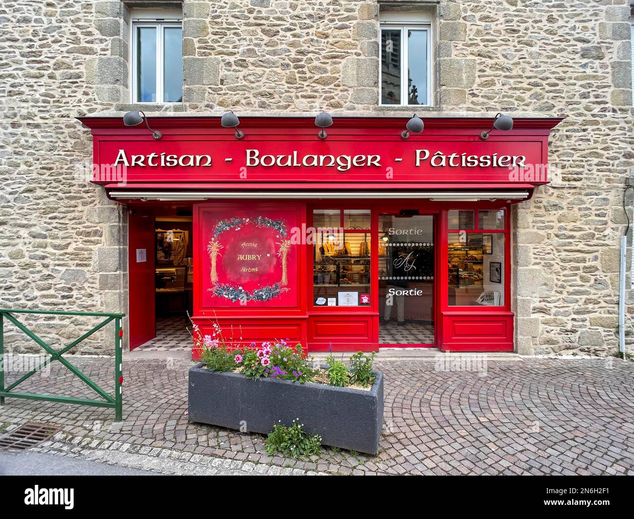 Façade de maison et vitrine d'une boulangerie typiquement française, Surzur, département du Morbihan, Bretagne, France Banque D'Images