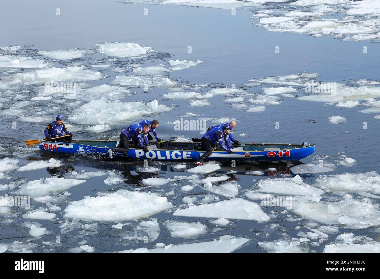 Course de canoë sur glace, fleuve Saint-Laurent, Montréal, province de Québec, Canada Banque D'Images