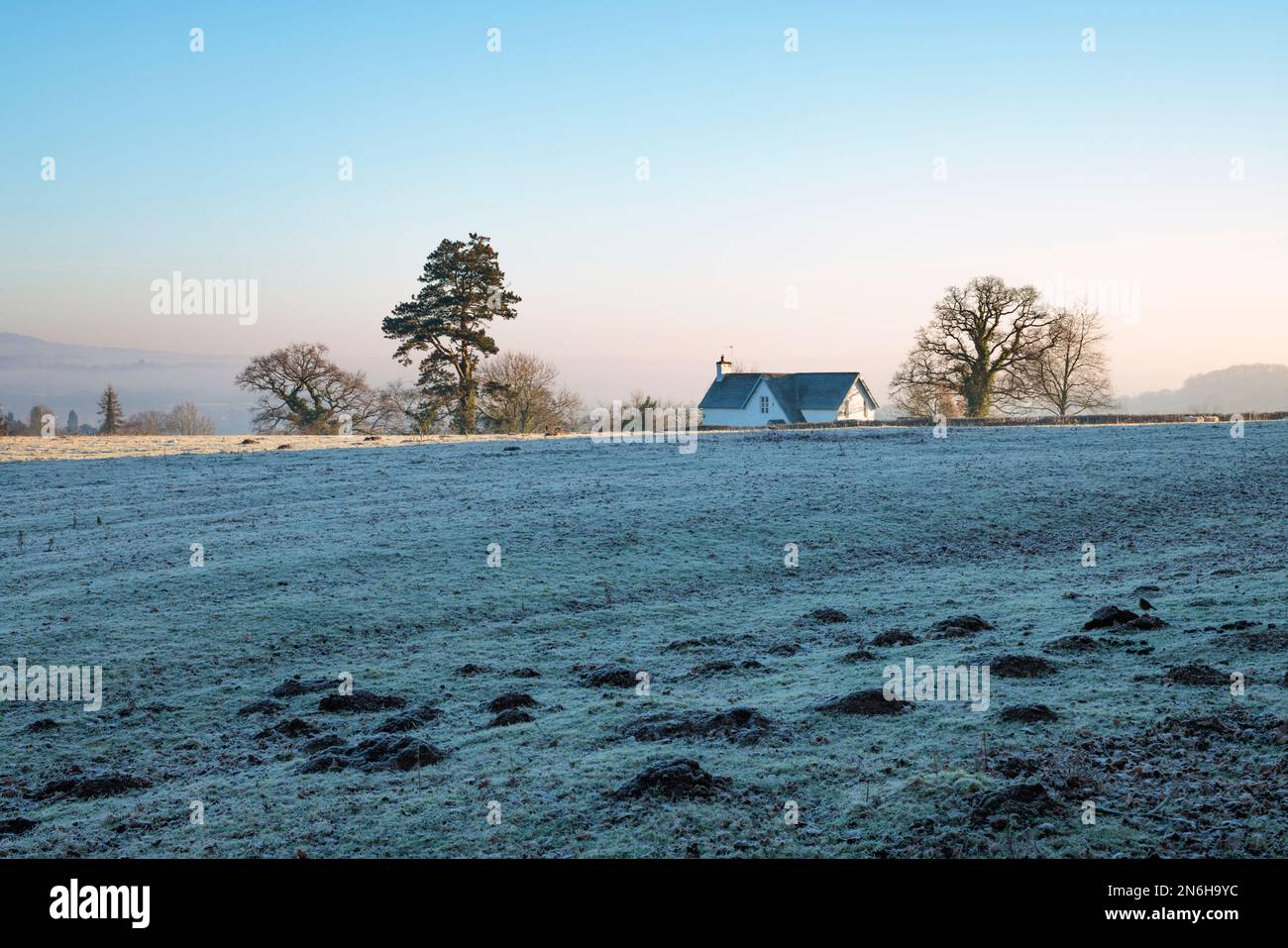 Un cottage blanc isolé dans la campagne du sud du pays de Galles. Banque D'Images