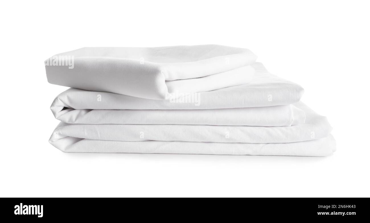Pile de linge de lit propre isolée sur blanc Banque D'Images