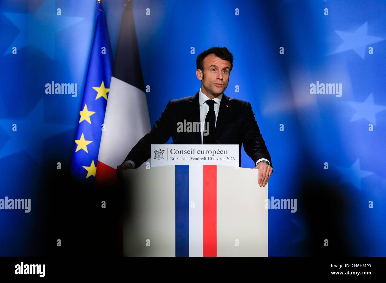 Belgique / Bruxelles / 10/2/2023 - Nicolas Landemard / le Pictorium - Conférence de presse Emmanuel Macron - 10/2/2023 - Belgique / Bruxelles / Bruxelles - le président français Emmanuel Macron a tenu une conférence de presse à la fin du sommet extraordinaire de l'UE dans la capitale belge. Banque D'Images