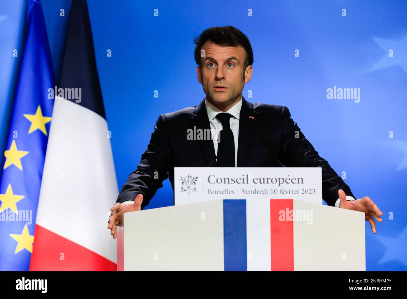 Belgique / Bruxelles / 10/2/2023 - Nicolas Landemard / le Pictorium - Conférence de presse Emmanuel Macron - 10/2/2023 - Belgique / Bruxelles / Bruxelles - le président français Emmanuel Macron a tenu une conférence de presse à la fin du sommet extraordinaire de l'UE dans la capitale belge. Banque D'Images