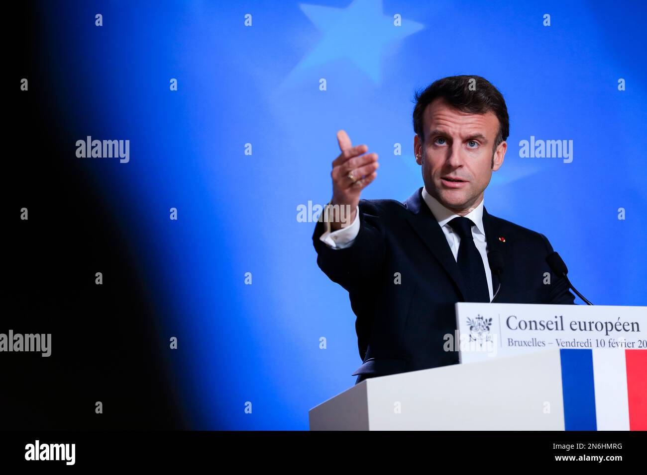 Belgique / Bruxelles / 10/2/2023 - Nicolas Landemard / le Pictorium - Conférence de presse Emmanuel Macron - 10/2/2023 - Belgique / Bruxelles / Bruxelles - le président français Emmanuel Macron a tenu une conférence de presse à la fin du sommet extraordinaire de l'UE dans la capitale belge. Banque D'Images