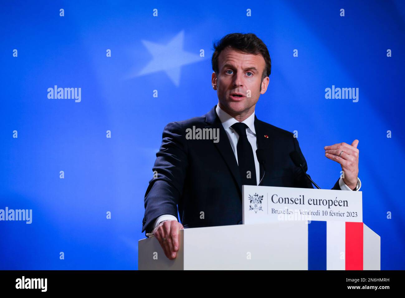 Belgique / Bruxelles / 10/2/2023 - Nicolas Landemard / le Pictorium - Conférence de presse Emmanuel Macron - 10/2/2023 - Belgique / Bruxelles / Bruxelles - le président français Emmanuel Macron a tenu une conférence de presse à la fin du sommet extraordinaire de l'UE dans la capitale belge. Banque D'Images