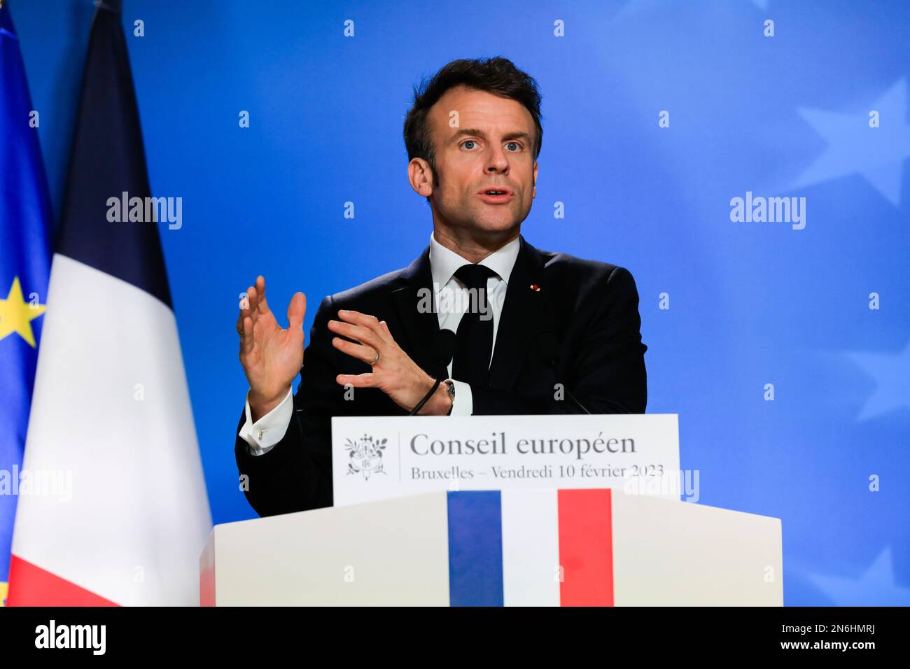 Belgique / Bruxelles / 10/2/2023 - Nicolas Landemard / le Pictorium - Conférence de presse Emmanuel Macron - 10/2/2023 - Belgique / Bruxelles / Bruxelles - le président français Emmanuel Macron a tenu une conférence de presse à la fin du sommet extraordinaire de l'UE dans la capitale belge. Banque D'Images