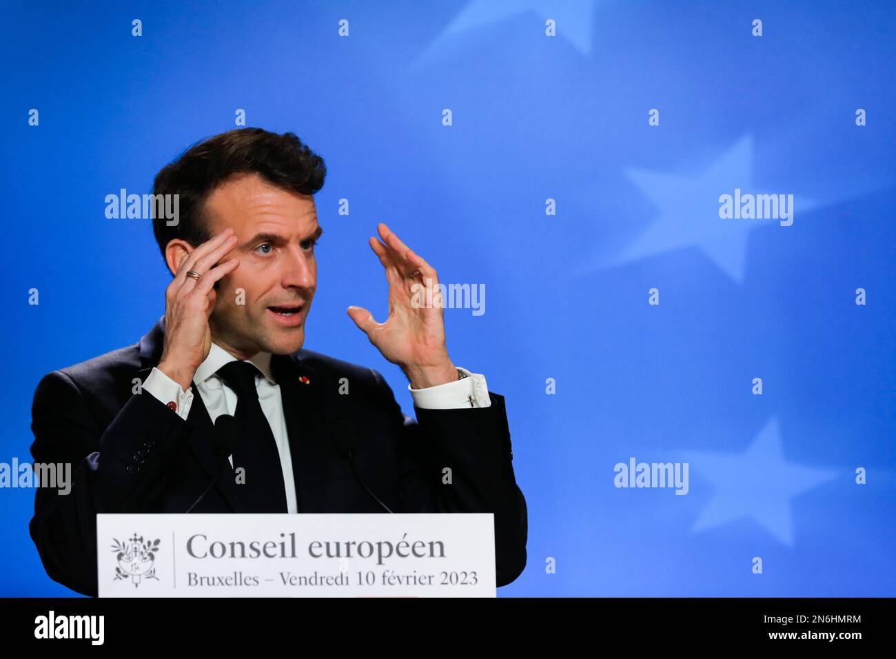 Belgique / Bruxelles / 10/2/2023 - Nicolas Landemard / le Pictorium - Conférence de presse Emmanuel Macron - 10/2/2023 - Belgique / Bruxelles / Bruxelles - le président français Emmanuel Macron a tenu une conférence de presse à la fin du sommet extraordinaire de l'UE dans la capitale belge. Banque D'Images