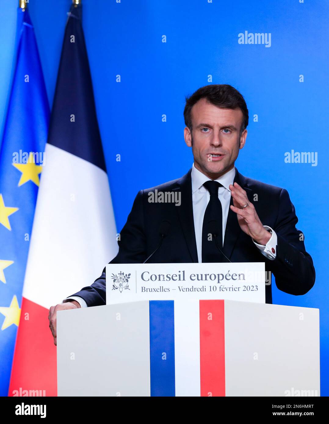 Belgique / Bruxelles / 10/2/2023 - Nicolas Landemard / le Pictorium - Conférence de presse Emmanuel Macron - 10/2/2023 - Belgique / Bruxelles / Bruxelles - le président français Emmanuel Macron a tenu une conférence de presse à la fin du sommet extraordinaire de l'UE dans la capitale belge. Banque D'Images