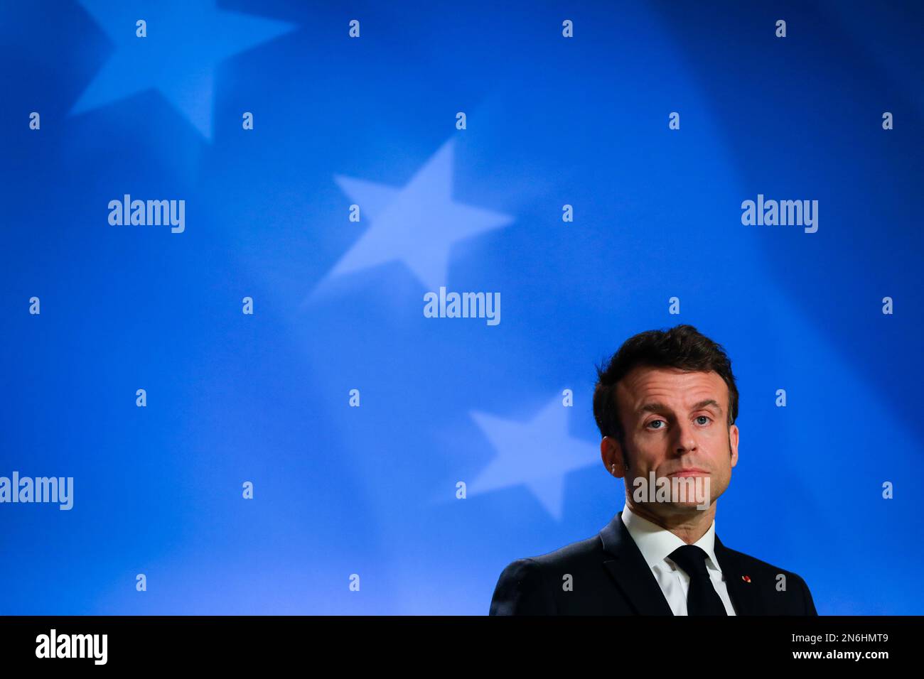 Belgique / Bruxelles / 10/2/2023 - Nicolas Landemard / le Pictorium - Conférence de presse Emmanuel Macron - 10/2/2023 - Belgique / Bruxelles / Bruxelles - le président français Emmanuel Macron a tenu une conférence de presse à la fin du sommet extraordinaire de l'UE dans la capitale belge. Banque D'Images