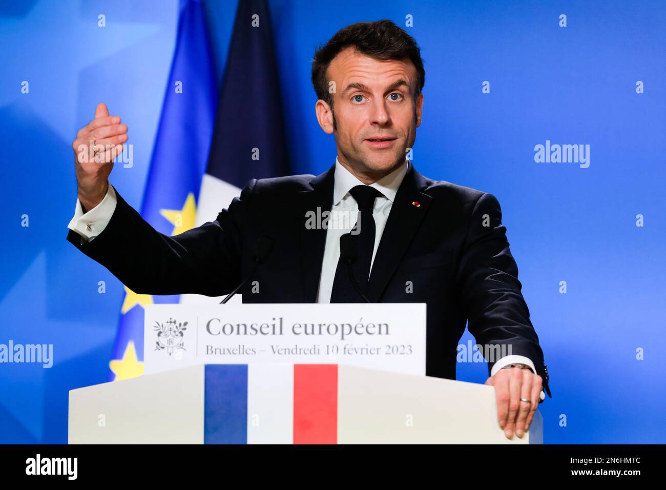 Belgique / Bruxelles / 10/2/2023 - Nicolas Landemard / le Pictorium - Conférence de presse Emmanuel Macron - 10/2/2023 - Belgique / Bruxelles / Bruxelles - le président français Emmanuel Macron a tenu une conférence de presse à la fin du sommet extraordinaire de l'UE dans la capitale belge. Banque D'Images