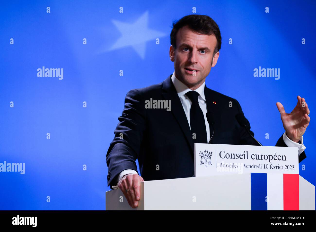 Belgique / Bruxelles / 10/2/2023 - Nicolas Landemard / le Pictorium - Conférence de presse Emmanuel Macron - 10/2/2023 - Belgique / Bruxelles / Bruxelles - le président français Emmanuel Macron a tenu une conférence de presse à la fin du sommet extraordinaire de l'UE dans la capitale belge. Banque D'Images