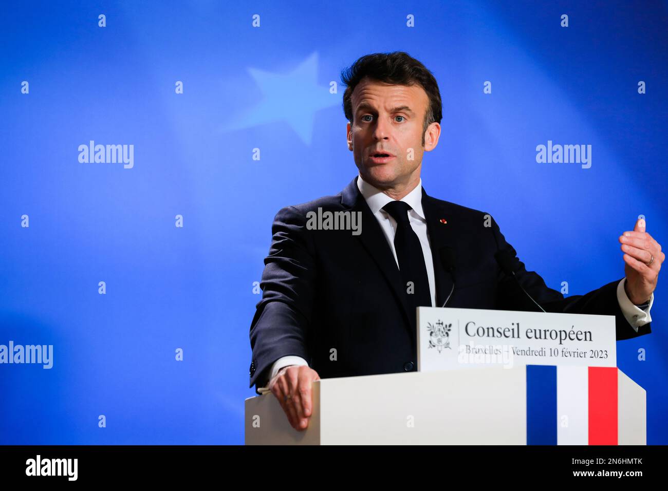 Belgique / Bruxelles / 10/2/2023 - Nicolas Landemard / le Pictorium - Conférence de presse Emmanuel Macron - 10/2/2023 - Belgique / Bruxelles / Bruxelles - le président français Emmanuel Macron a tenu une conférence de presse à la fin du sommet extraordinaire de l'UE dans la capitale belge. Banque D'Images