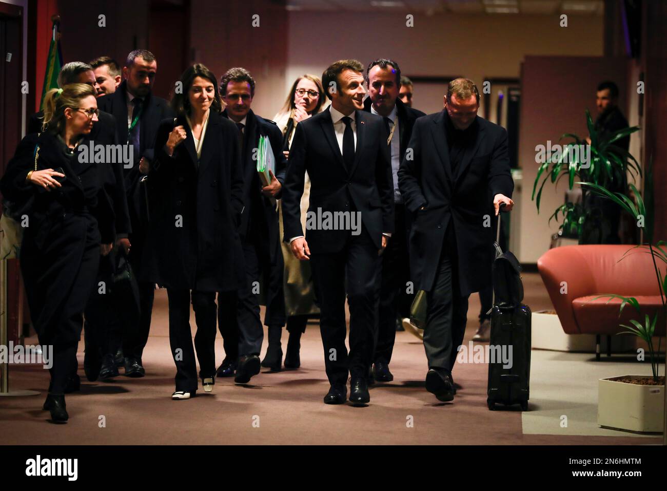 Belgique / Bruxelles / 10/2/2023 - Nicolas Landemard / le Pictorium - Conférence de presse Emmanuel Macron - 10/2/2023 - Belgique / Bruxelles / Bruxelles - le président français Emmanuel Macron a tenu une conférence de presse à la fin du sommet extraordinaire de l'UE dans la capitale belge. Banque D'Images